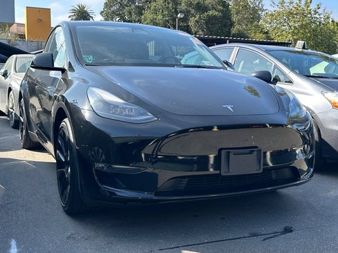 Used 2023 Tesla Model Y Long Range AWD/4WD image 2
