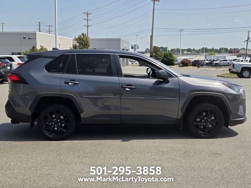 Used 2022 Toyota RAV4 LE FWD image 6