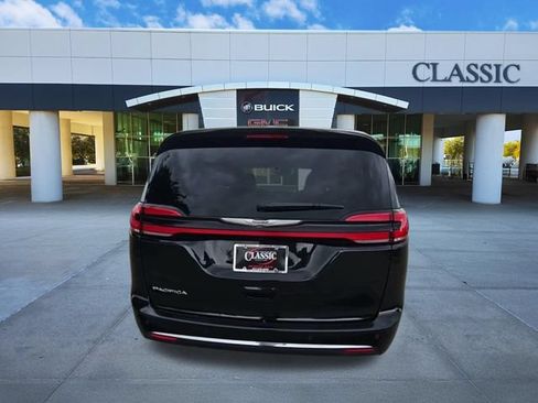 Used 2025 Chrysler Pacifica Select FWD image 7