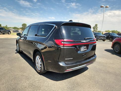 Used 2023 Chrysler Pacifica Touring-L FWD image 5