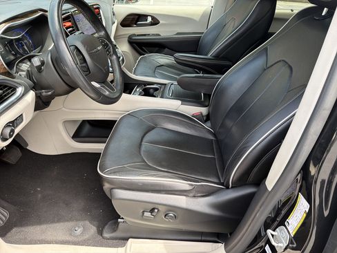 Used 2022 Chrysler Pacifica Limited FWD image 17
