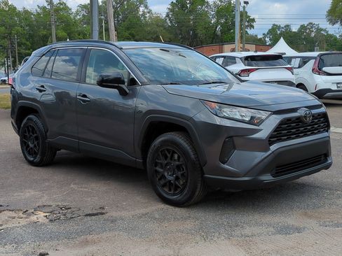 Used 2020 Toyota RAV4 LE FWD image 3