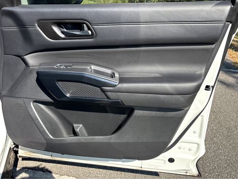 Used 2024 Nissan Pathfinder SV image 12