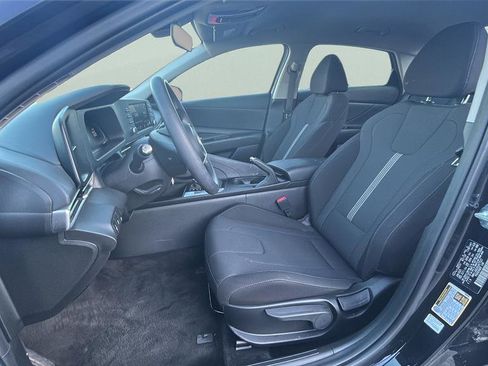 Certified 2025 Hyundai Elantra SE image 12