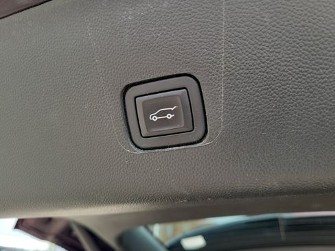 Used 2023 Chevrolet Traverse LT FWD image 8