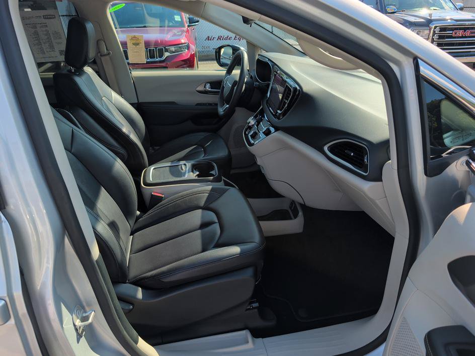 Used 2024 Chrysler Pacifica Touring-L FWD image 12