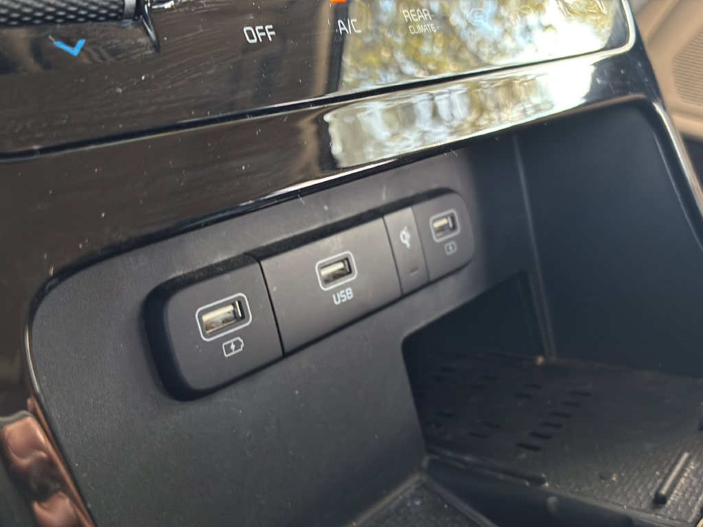 Used 2024 Kia Carnival EX FWD image 36