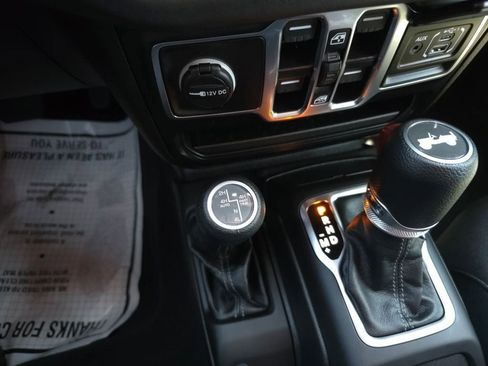 Used 2025 Jeep Wrangler Unlimited Sahara AWD/4WD image 25