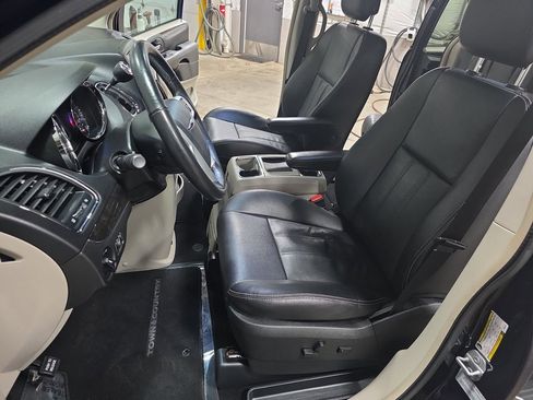 Used 2015 Chrysler Town & Country Touring-L w/ Driver Convenience Group image 17