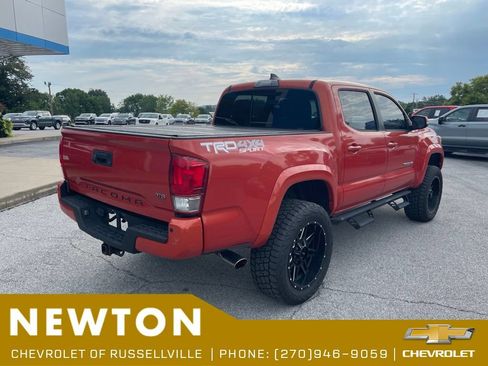 Used 2017 Toyota Tacoma TRD Sport AWD/4WD image 14