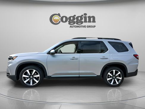 Used 2025 Honda Pilot Touring image 2