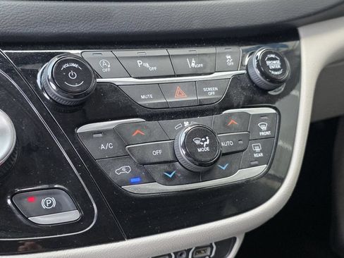 Used 2023 Chrysler Pacifica Touring-L FWD image 23