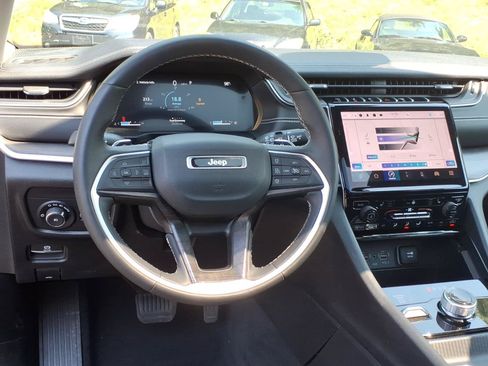 Used 2024 Jeep Grand Cherokee Limited AWD/4WD image 12