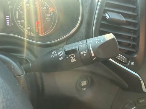 Used 2021 Jeep Cherokee Latitude Plus AWD/4WD image 15