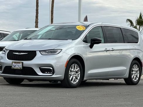 Certified 2024 Chrysler Pacifica Touring-L FWD image 12