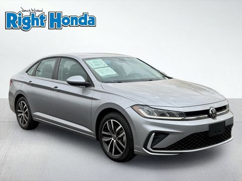 Used 2025 Volkswagen Jetta SE FWD image 10