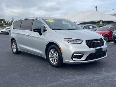 Used 2026 Chrysler Pacifica Select