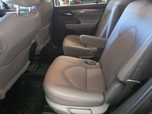 Used 2022 Toyota Highlander Limited AWD/4WD image 9