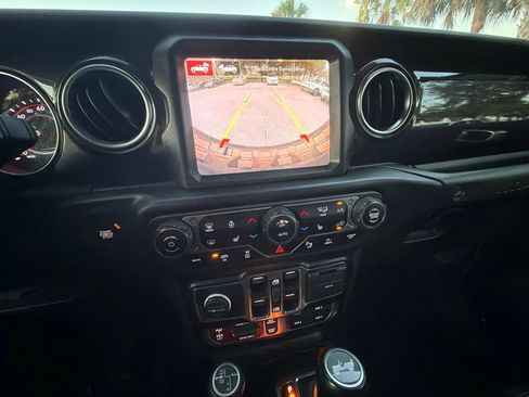 Used 2022 Jeep Wrangler Unlimited Rubicon w/ Dual Top Group AWD/4WD image 10