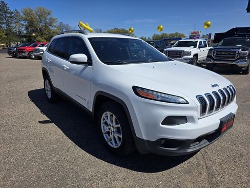 Used 2017 Jeep Cherokee Latitude w/ Comfort/Convenience Group AWD/4WD image 2