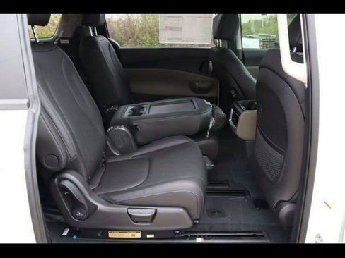 New 2026 Kia Carnival EX image 25