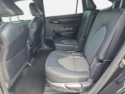 Used 2023 Toyota Highlander XSE FWD image 15