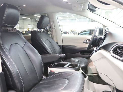 Used 2022 Chrysler Pacifica Touring-L FWD image 27