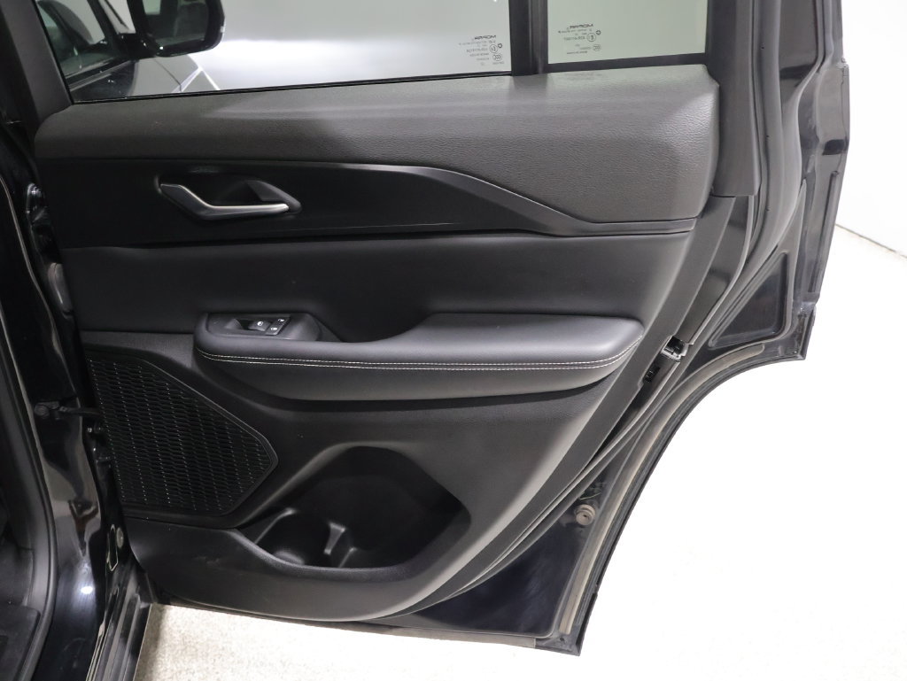 Used 2023 Jeep Grand Cherokee Altitude AWD/4WD image 20