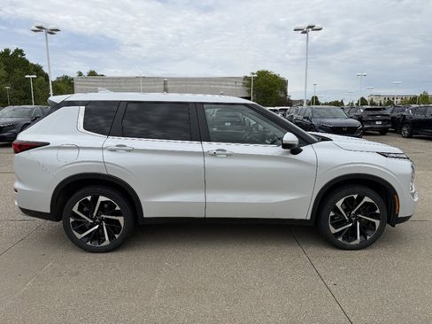 Used 2024 Mitsubishi Outlander SE AWD/4WD image 5