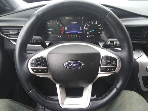 Used 2022 Ford Explorer XLT w/ XLT Sport Appearance Package AWD/4WD image 15