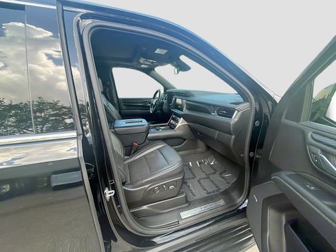 Used 2024 GMC Yukon XL Denali AWD/4WD image 31
