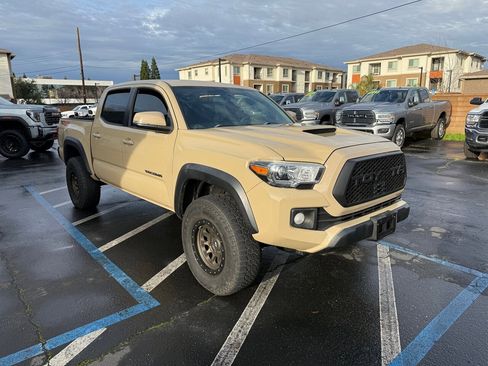Used 2017 Toyota Tacoma TRD Off-Road w/ Tow Package (A/T) image 3