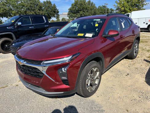 Used 2025 Chevrolet Trax LT w/ LT Convenience Package FWD image 3