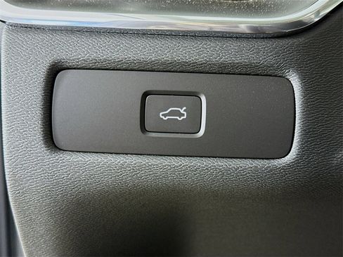 Used 2025 Volvo XC60 B5 Core w/ Climate Package PRO image 10