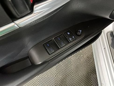 Used 2024 Toyota Camry SE FWD image 11