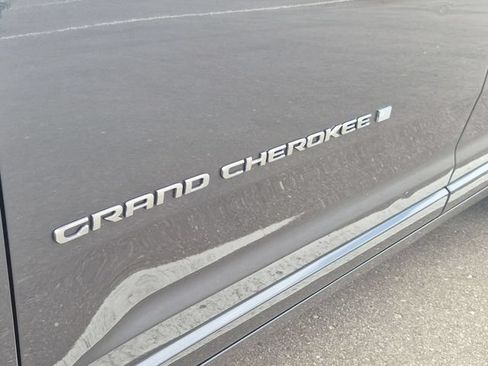 Used 2021 Jeep Grand Cherokee L Overland w/ Luxury Tech Group IV AWD/4WD image 10