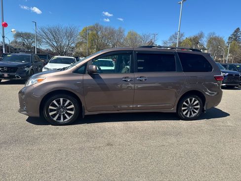 Used 2020 Toyota Sienna XLE w/ XLE Navigation Package AWD/4WD image 4