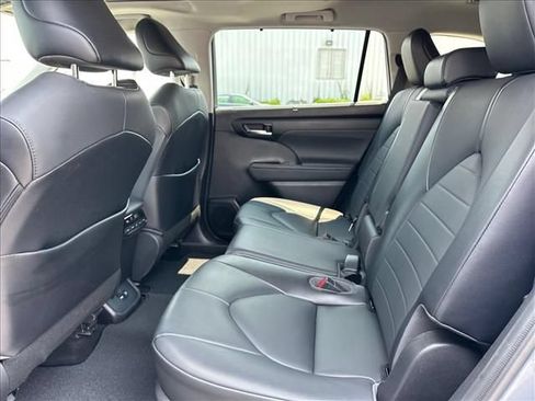 Used 2021 Toyota Highlander XLE FWD image 19