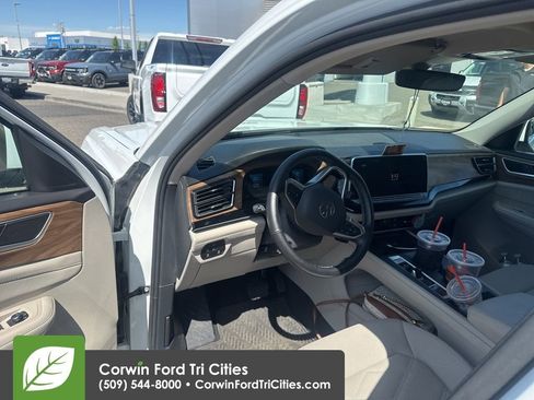Used 2024 Volkswagen Atlas SE AWD/4WD image 9
