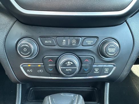 Used 2019 Jeep Cherokee Trailhawk w/ Cold Weather Group AWD/4WD image 25