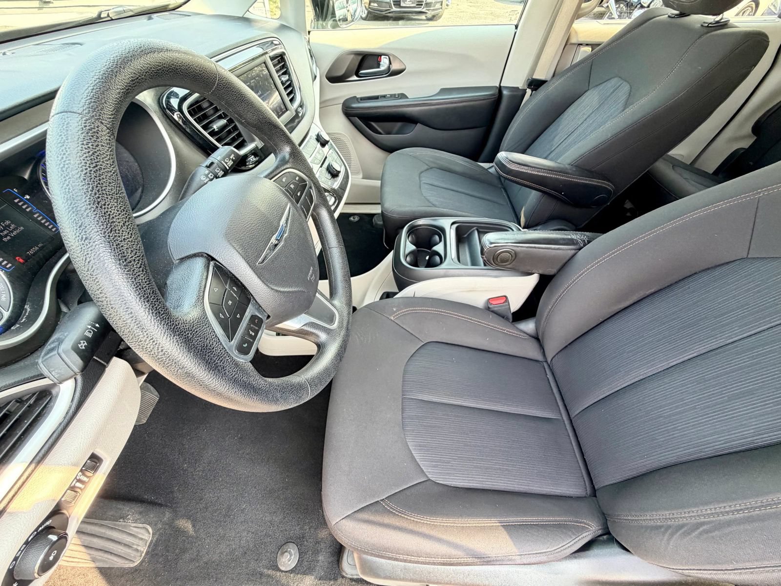 Used 2020 Chrysler Pacifica Touring w/ Tire & Wheel Group FWD image 26