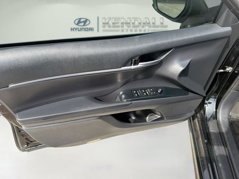 Used 2019 Toyota Camry SE FWD image 17