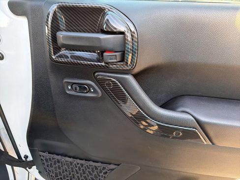 Used 2018 Jeep Wrangler Unlimited Sahara image 25