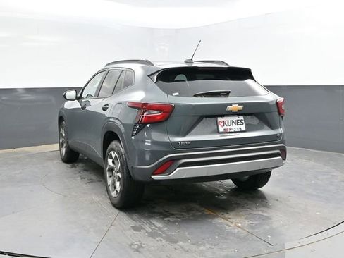 Used 2025 Chevrolet Trax LT FWD image 10