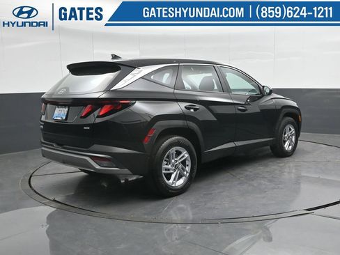 Used 2025 Hyundai Tucson SE image 2