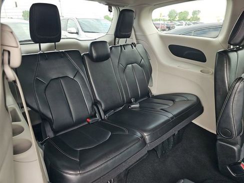 Used 2024 Chrysler Pacifica Touring-L FWD image 10