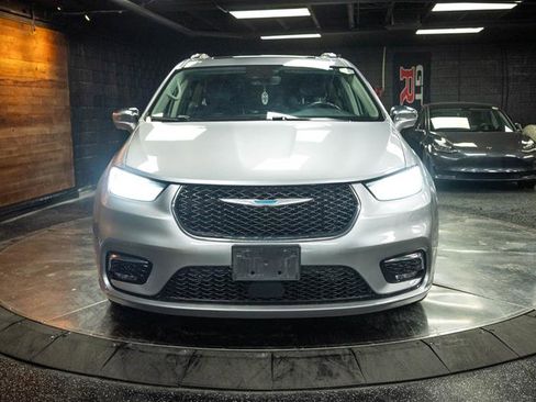 Used 2021 Chrysler Pacifica Limited w/ Uconnect Theater Family Group image 4