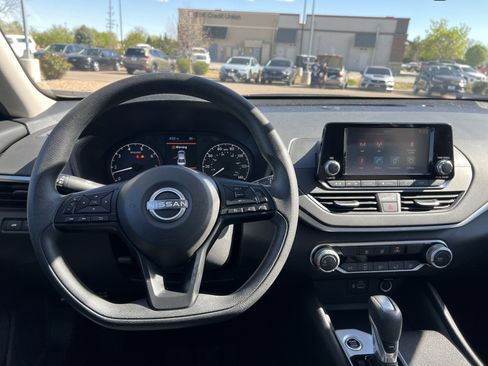 Used 2024 Nissan Altima 2.5 S image 2