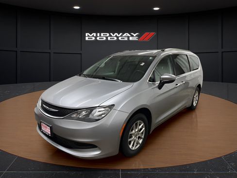 Used 2021 Chrysler Voyager Lxi FWD image 2