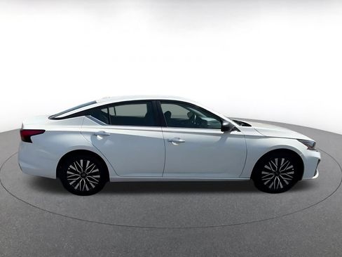Used 2025 Nissan Altima 2.5 SV FWD image 15
